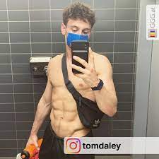 Black posted this photo on instagram after daley won a bronze medal in the synchronized 10m platform with teammate daniel goodfellow. Bild Des Tages Tom Daley Auf Instagram Ggg At
