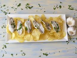 Los boquerones son una materia prima muy especial que se suele utilizar con toda una gran cantidad de platos de a lo largo del mercado. Boquerones En Vinagre Con Patatas Chips Cocina Con Guga