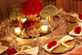 decoration table ronde mariage table noel or et rouge deco table noel