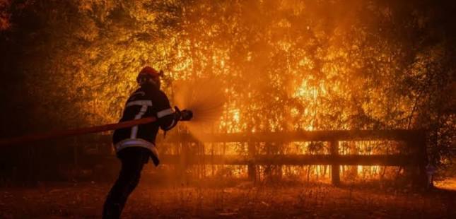 A massive wildfire in southwest France has forced 220,000 people to evacuate as flames advanced closer to Bordeaux, while fresh wildfires continued to drive evacuations in neighboring Spain. https://saudigazette.com.sa/article/663260/world/france ...