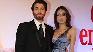 'dolunay' dizisiyle kariyerindeki yükselişini sürdüren can yaman'ın yeni ve eski sevgilisi meryem dizisinde pişti oldu. Can Yaman In Eski Sevgilisi Bestemsu Ozdemir Konustu Kadini Asagilayan Bir Durum Magazin Haberleri Ntv