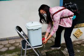Cara ini akan jauh lebih menghemat air daripad akamu menyalakan air sepanjang waktu mencuci piring. Infopublik Cuci Tangan Agar Terhindar Covid 19