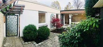 .atrium gliedern, werden von der gedeckten vorfahrt, dem hauseingang und dem foyer durch eine breite, stählerne und einläufige treppe. Haus Zu Vermieten Tessiner Strasse 81475 Munchen Furstenried Mapio Net
