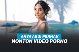 Mature woman pissing while filmed on hidden camera. Anya Geraldine Akui Pernah Nonton Film Porno