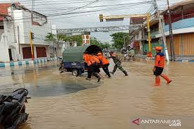 The following two tabs change content below. Banjir Akibat Luapan Sungai Menggenangi Kota Sampang Antara News