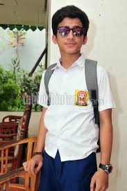 Alfie memerankan tokoh baru bernama komar di dunia terbalik.komar dikisahkan sebagai pria asal cianjur yang berjualan baju di kampung ciraos secara keliling jalan kaki. Raihan Khan Pemeran Edward Di Sinetron Dunia Terbalik Tabloidbintang Com