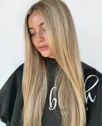 Blonde bombshell 💣 💛 This gorgeous girl wanted to be a creamy, bright  blonde while keeping it soft at the root for an easy grow out. She's giving  me Margot Robbie vibes 🔥