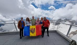 Numele din limba engleză, everest, a fost dat în onoarea topografului britanic sir. Un Grup De Moldoveni A Cucerit Cel Mai Inalt Varf De Munte Din Germania Foto Video