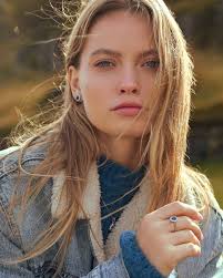 Kate ring in rhodium-plated sterling silver with sapphire zirconias