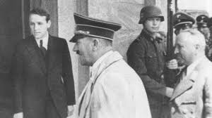 Bu şekilde tepki görmeyi yapmış olduğu icraatlar ile haketmiştir. Hitler Sah In Wieland Einen Idealsohn News Nordbayerischer Kurier