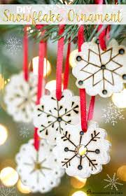 This project is another quick print, cut, and glue christmas table decoration that those short on time will appreciate. Diy Snowflake Christmas Ornament Remodelando La Casa