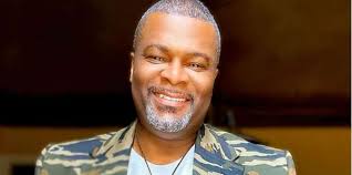 L. Spenser Smith parle de son éducation, de ses goûts musicaux et de son  appui sur le bouton de réinitialisation, après la couronne.