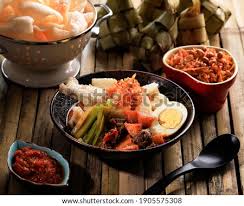 Momen idul fitri atau lebaran kental dengan tradisi berkumpul bersama keluarga dan meyantap masakan khas lebaran. Shutterstock Puzzlepix