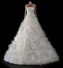 Selbst bei schnee, regen und sturm kannst du dich jederzeit auf eine gute isolation verlassen. Federn A Linie Brautkleid Von Impooria Brautkleid Hochzeitskleid Braut