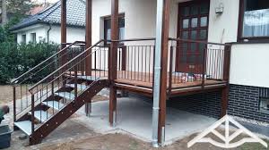 Erhohte Terrasse Aus Bangkirai Mit Holztreppe Und Aussentreppe Eingang Treppe Eingangstreppe Treppe
