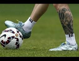 Puede que messi quisiera parecer menos limpio con esto, pero no hay nada comparado con el reciente tatuaje el calcetín negro que mostró en un entrenamiento con argentina cubre toda su pierna izquierda. Be A 10 In All Aspects Of Being Great Panturrilhas Tatuagem De Futebol Tattoo Perna