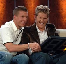 On 19 august 2006 he played his first match in the bundesliga.because he was very good, he replaced frank rost as schalke's number one. Lukas Podolski Und Bastian Schweinstiger Am Ziel Ihrer Traume Welt