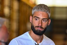 Yannick Carrasco doet een Driesje en verschijnt met witgeverfd kapsel op  training van de Rode Duivels