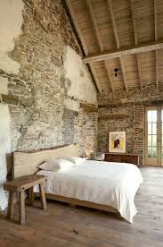 Une Chambre Pleine De Charme Entre Vieilles Pierres Et Poutres Apparentes Deco Chambre Chic Maison En Pierre Maison