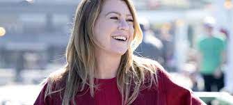 It consists of 25 episodes. Grey S Anatomy Saison 15 Les Fans Deja Mecontents De Voir Meredith Avec Deluca Mce Tv