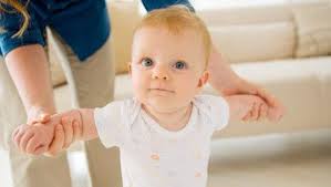 Belajar keras siang malam sampai pusing. 8 Tahap Bayi Belajar Jalan