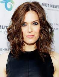 10 hairstyles to help hide outgrown roots mandy moore hair hair styles long hair styles