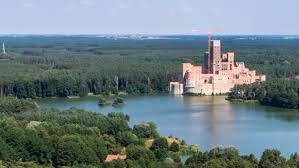 Po decyzji wojewody kontrowersyjna budowa może toczyć się nadal. Przedluzone Postepowanie W Sprawie Zamku W Stobnicy