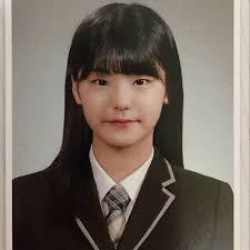 21 Pretty Female K Pop Idols Graduation Photos From 3rd Generation Kpopthing Itzy Graduation Photos Korean Girl Groups