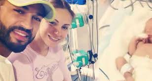 زوجة عادل كرم تهدّد.. وهو يؤكّد تكفله بعلاج إبنه!