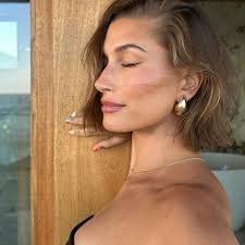 Hailey baldwin gold hoops best sale