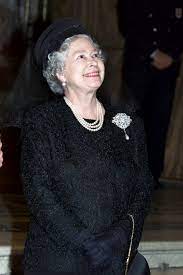A present from the town of richmond for her 1893 wedding to the future king george v, queen mary's richmond brooch is a large piece made from diamonds set in silver. Toanidtmnfj 9m