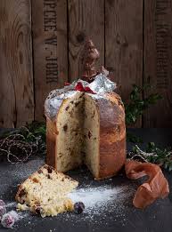 Rosinen, kandierte früchte, getrocknete softaprikosen, zerschmolzene tropfen von weißer oder dunkler schokolade, pistazien, süßer muskatellerwein oder bourbonvanille… back. Italienischer Panettone Mit Cranberries Und Schokolade