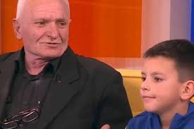 Mali Stefan Redžepi (8) došao u emisiju sa dekom, od humanitarca Marka se  ne odvaja