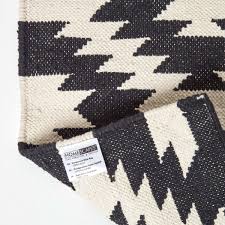 Casablanca macht nicht nur fans von schwarz/weißer einrichtung glücklich. Handgewebter Kelim Teppich Zurich Aus Baumwolle Mit Geometrischem Muster In Schwarz Weiss
