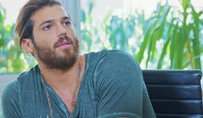 10 ekim cumartesi, türkiye saatiyle 17.00'de canale 5'te ekrana gelecek programda can yaman keyifli bir sohbete imza attı. Can Yaman A Verissimo Quando Esce L Intervista