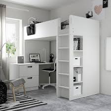 Nonostante il letto soppalco sia concepito per spazi ridotti esiste la possibilità di aggiungere delle zone studio con scrivanie e librerie. Smastad Letto A Soppalco Bianco Bianco Con Scrivania Con 3 Cassetti Ikea It