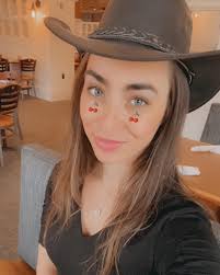 Seanna Tate (@seannaishere) • Instagram photos and videos