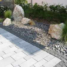 Gartengestaltung mit steinen und kies bilder impressum baum best garten i front yard landscaping design small front yard landscaping rock garden landscaping. Pflegeleichter Vorgarten Mit Grossen Steinen Und Grasern Rheingrun