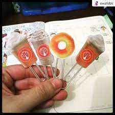 Pertama kamu siapkan gunting, stik es krim, spidol, lem dan tenang hidupsimpel memiliki ide tentang bagaimana membuat pembatas buku dari stik es krim setelah itu di ujung bagian yang paling pendek dari bentuk l tempel stik yang seukuran dengan. Cara Membuat Pembatas Buku Lucu Ewafebri Journaling Blog