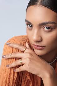 Melanie Ring's Instagram, Twitter & Facebook