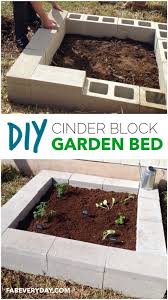 Diy Cinder Block Raised Gartenbett Projektanweisungen Von Fab Everyday Check More At Http Diydekorati Bahce Yatagi Beton Tugla Arka Bahce Peyzaj Duzenlemesi