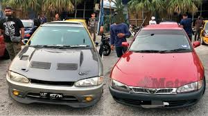 Seorang wanita adalah antara tiga individu ditahan polis bagi membantu siasatan berhubung kes perlumbaan haram membabitkan dua kereta mewah jenis mercedes benz pada jumaat lalu. Laju Laju Nak Gi Mana Bang