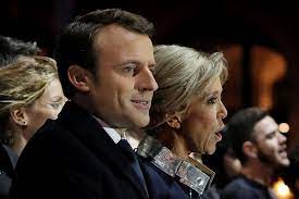 Emmanuel macron, (born december 21, 1977, amiens, france), french banker and politician who was elected president of france in 2017. Emmanuel Macron Antwortet Auf Kritik Am Altersunterschied Zu Seiner Frau Der Spiegel