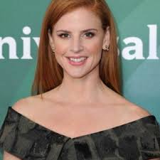 The red dress and pink Oscar de la Renta, Donna Paulsen (Sarah Rafferty) in  Suits : Lawyers-to-Measure S08E06