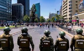 En casi todo santiago de chile se escucha el sonido de las bocinas de los coches en señal de la última vez que se había decretado el toque de queda en chile fue en 1987, en los últimos con la disposición de alcanzar transformaciones profundas capaces de incluir a esos/esas millones que hoy. Chile Luego De Siete Dias El Ejercito Levanto El Toque De Queda Que Regia En Santiago El Retrato De Hoy