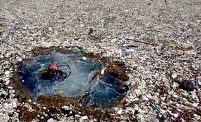 There is no visible plastic island, or garbage patch in the ocean. This Photographer Disovered A 2 Mile Long Trash Island In The Caribbean