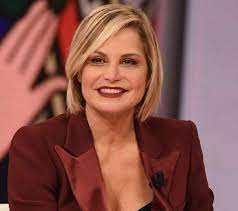 So, how much is simona ventura worth at the age of 56 years old? Simona Venturaã®é¤Šå­ã§ã‚ã‚‹caterinaãŒæˆé•·ã— ä»Šæ—¥ã¯ãã†ã§ã™ ãƒžã‚¬ã‚¸ãƒ³ ã¡ã‚‰ã—å¯¿å¸