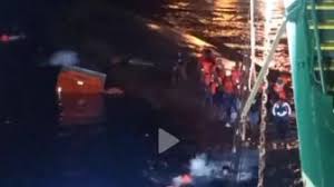 Beberapa puluh mobil yang diangkut kapal motor rafelia 2 turut terbenam di selat bali, jumat (4/3/2016). 1aijkdxphkw1mm