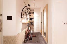 p 玄関土間の一角はご主人の自転車スペース 自転車を収納する場所も トレーニングのためのモニタを置く場所も確保された理想の趣味空間 p 家 土間 玄関 リノベーション リビング