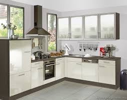 The beige quartz countertop complements the gray woodwork cabinets and the cream stone backsplash tile. Modern Two Tone Kitchen Cabinets 144 Alno Com Kitchen Design Ideas Org Designs De Petite Cuisine Amenagement De La Cuisine Cuisines Design
